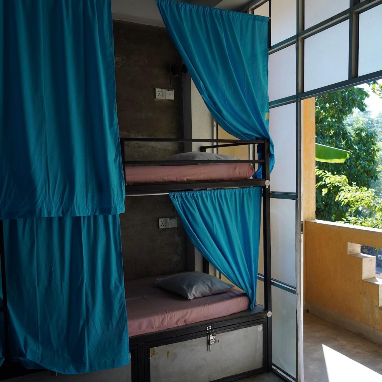 Cycling Backpacker Hostel & Cafe Unawatuna Exterior photo