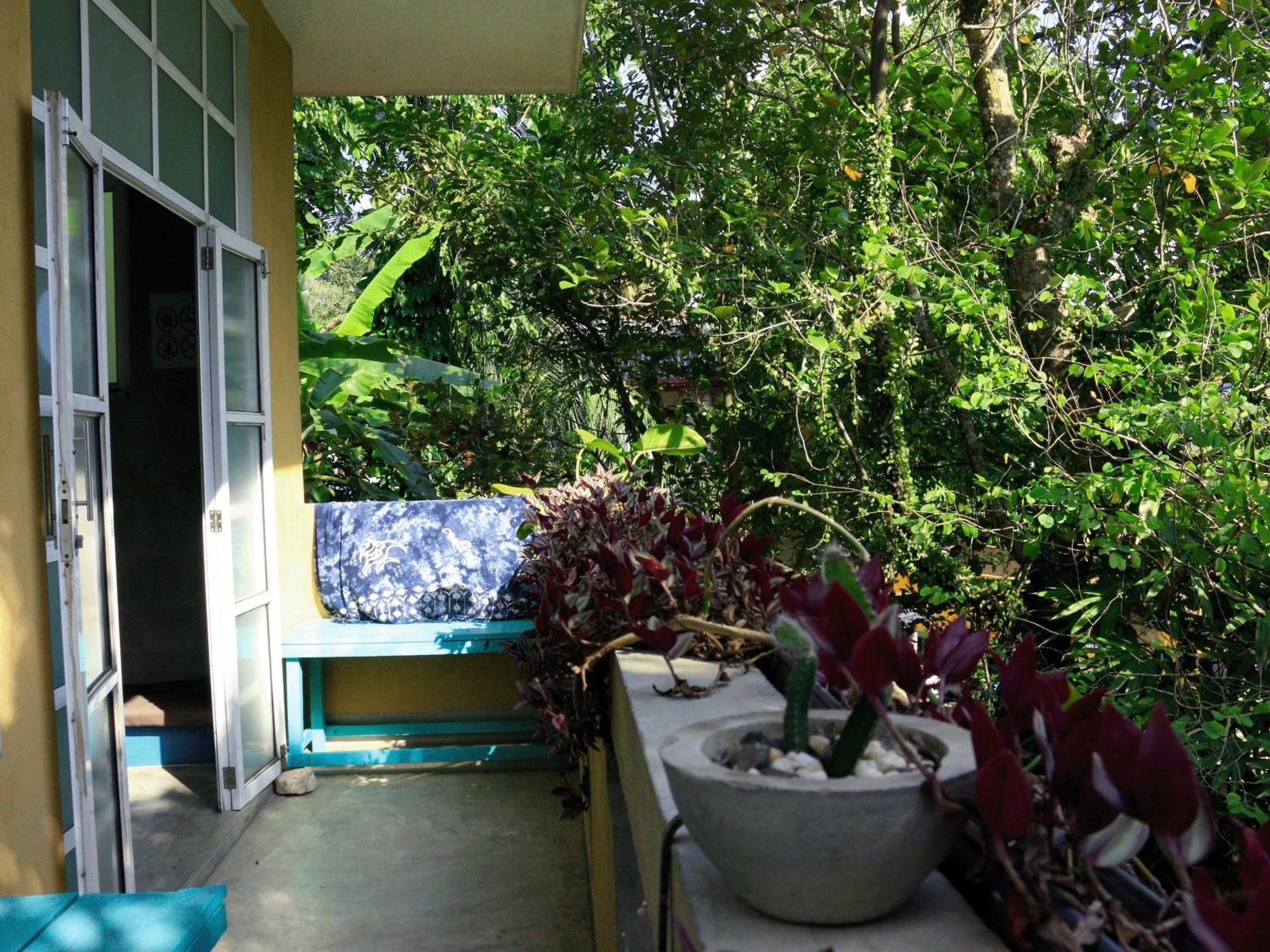 Cycling Backpacker Hostel & Cafe Unawatuna Exterior photo