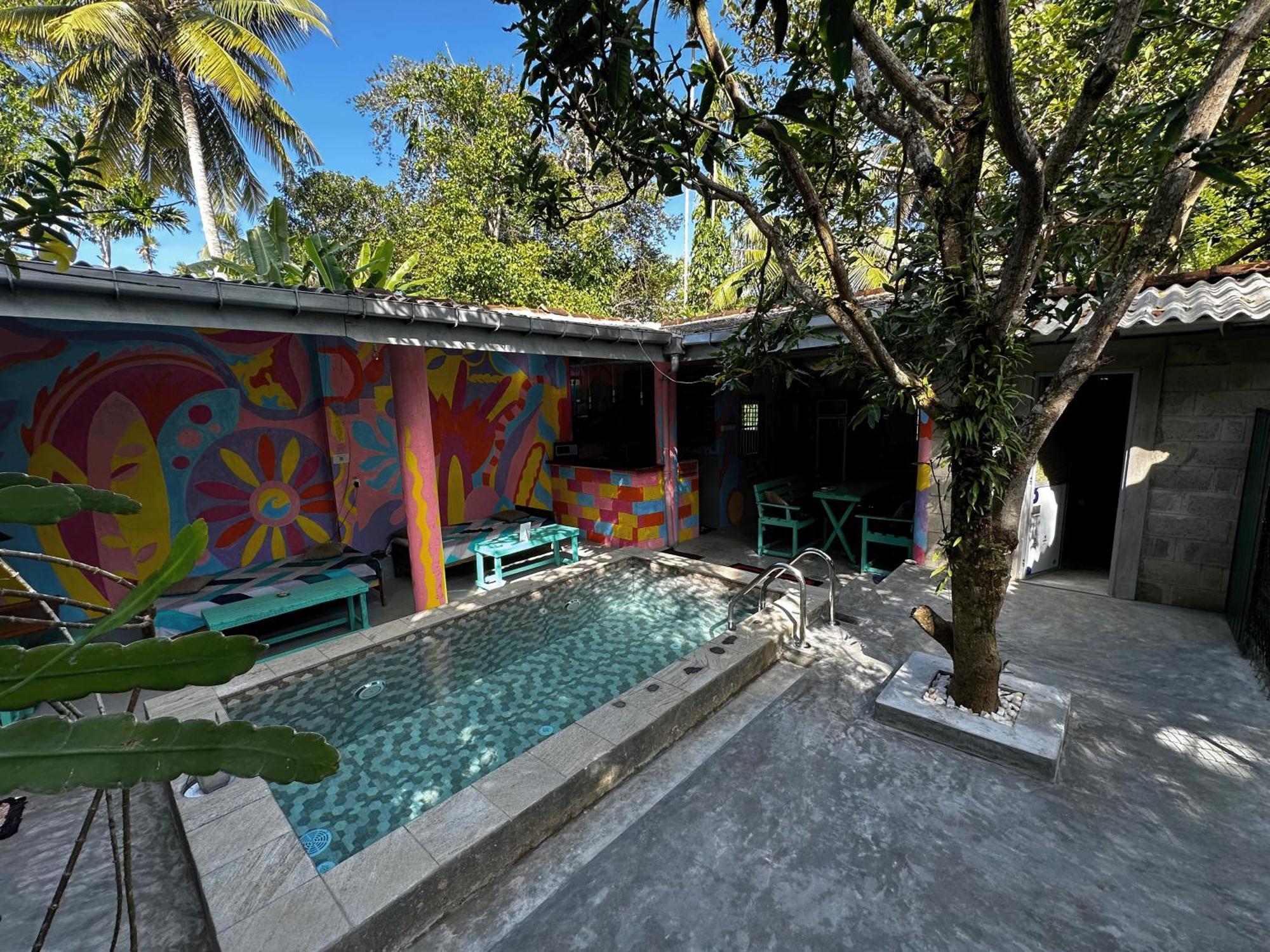 Cycling Backpacker Hostel & Cafe Unawatuna Exterior photo